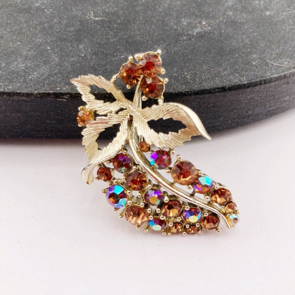 LISNER Vintage grape cluster and leaves honey brown AB rhinestone brooch 50s pin